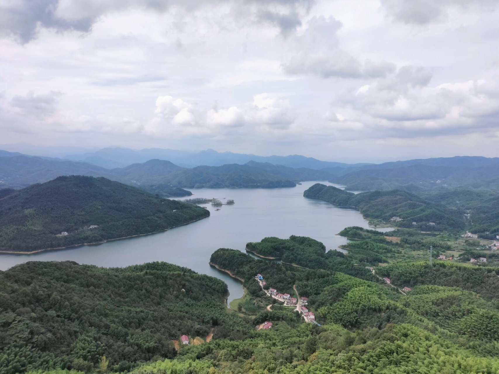 屋脊山7215 1    霍山屋脊山7215简单打卡,中午的时候爬的,没