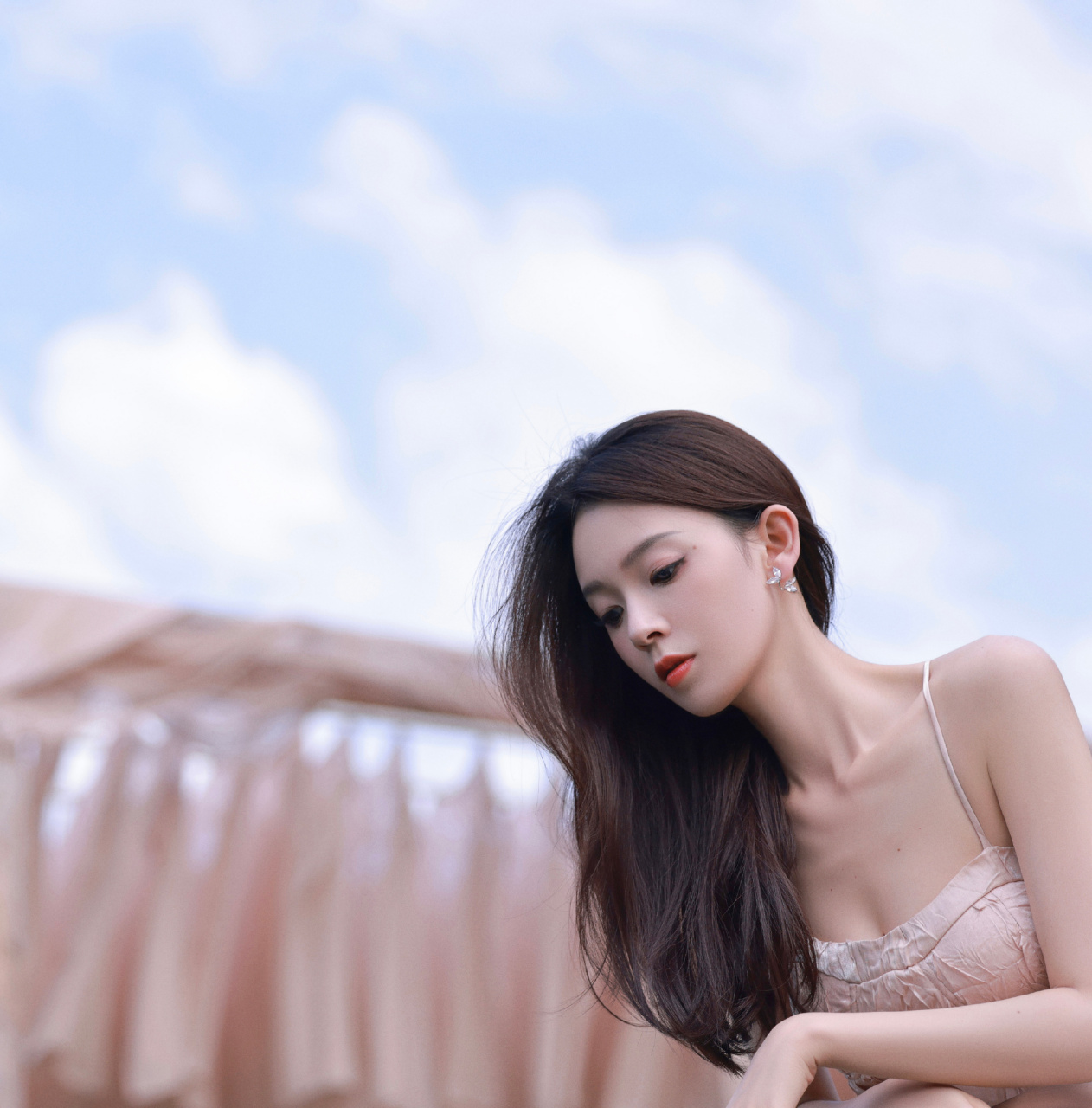 陈瑶全新写真大片:优雅明艳的姿态,卡布奇诺玫瑰既视感.