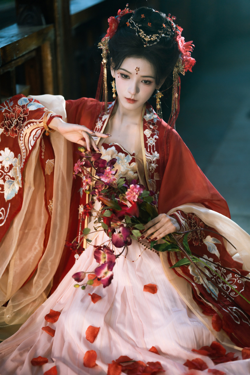 张予曦国风大典唯美造型:一袭红衣,一眸,一笑,是心动.