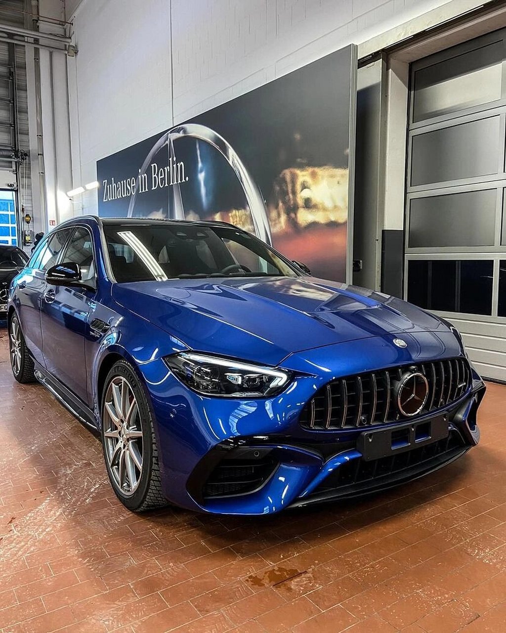 自1997年奔驰公司收购amg品牌,诞生第一款采用v8发动机的w202 代c43