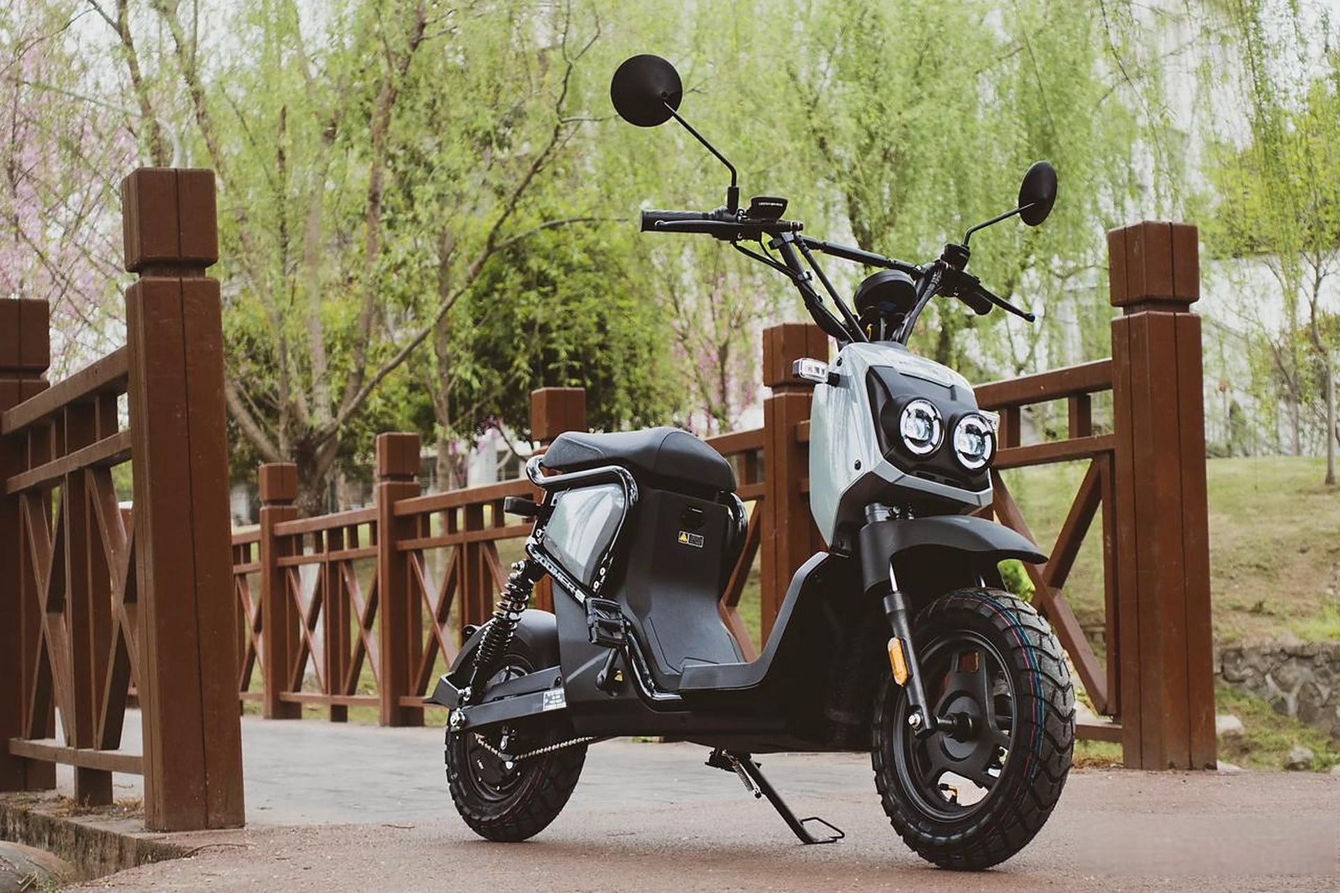 在聊电动自行车之前,今天跟大家摆一下正儿八经的honda zoomer.