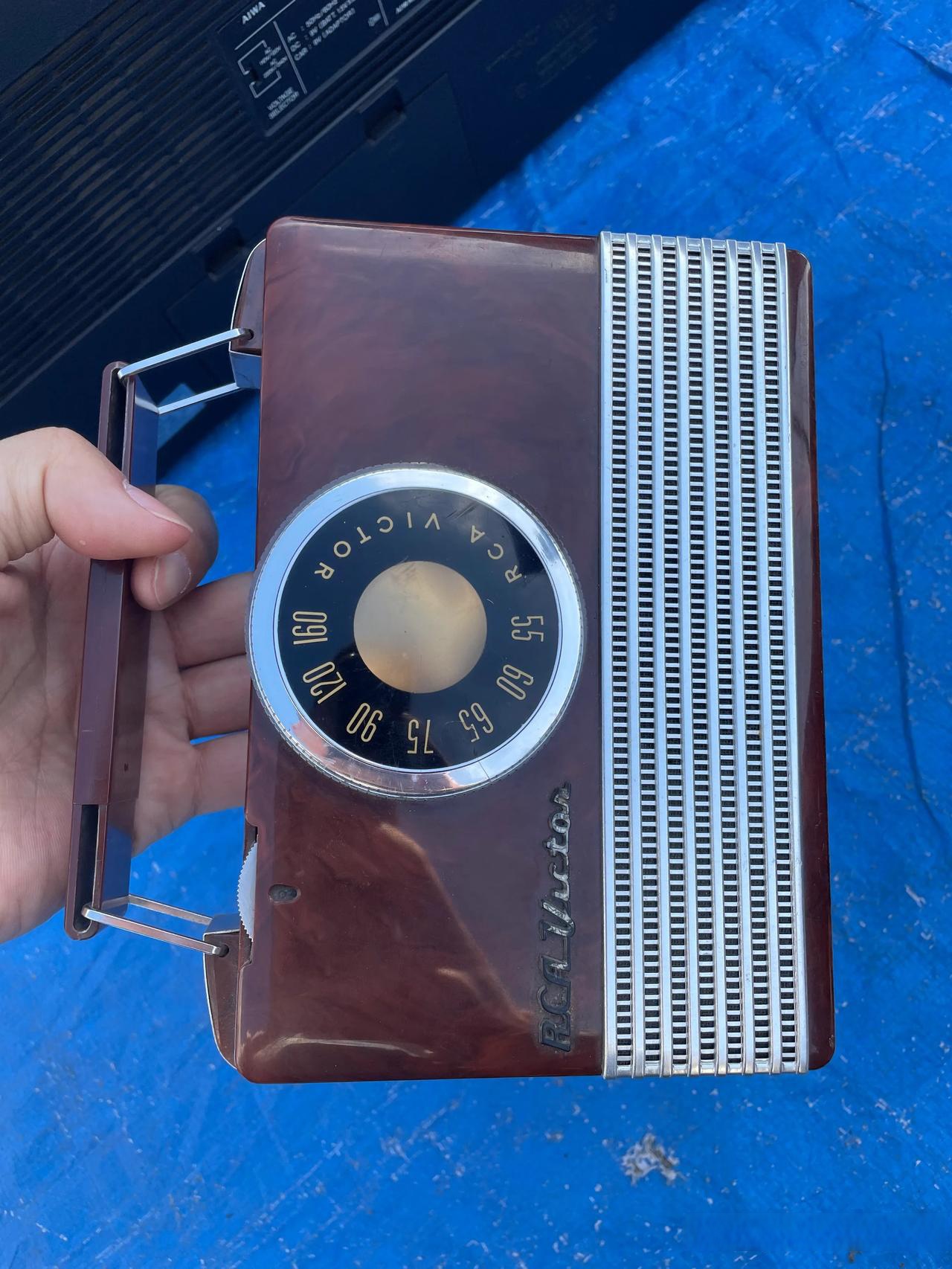 便携式直流电驱动的电子管收音机来自美国的狗牌,想当年的贵族产品