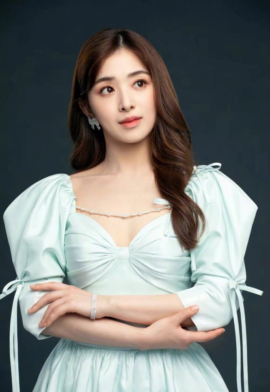 张含韵,性感妩媚 张含韵,中国影视界的女神,以其出众的演技和清新的