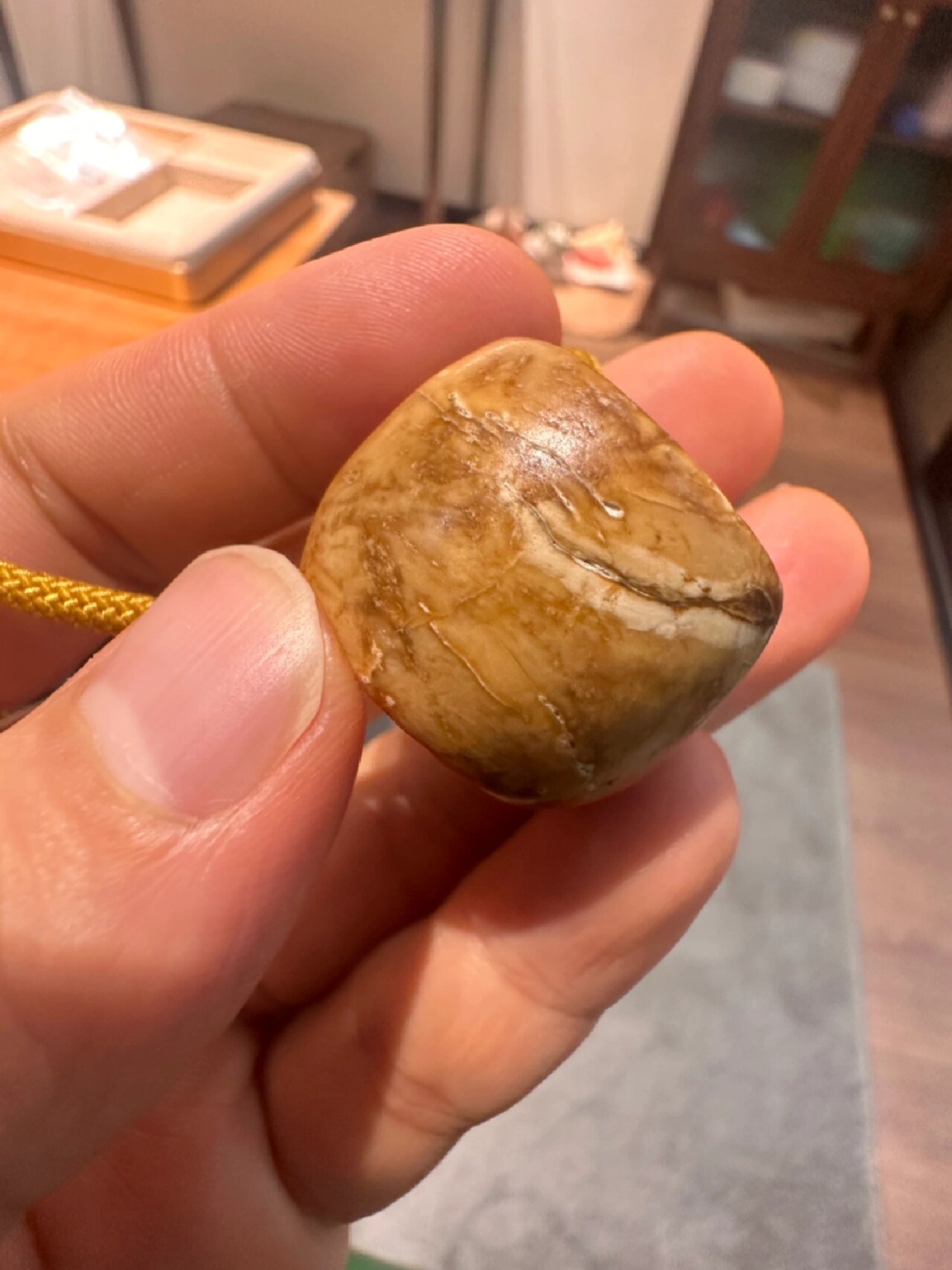 有人说地摊货,有人说是五千年前红山文化玉