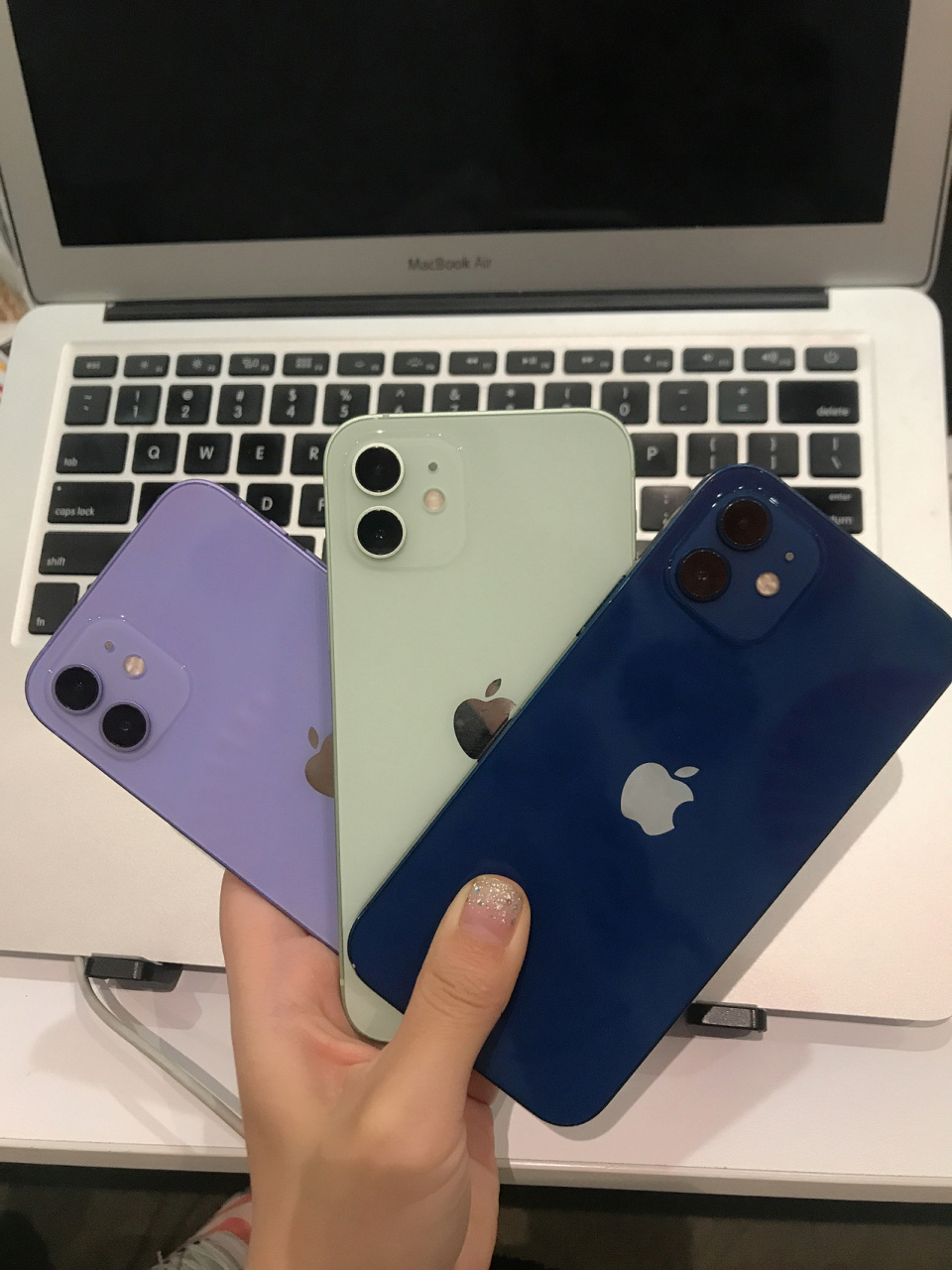 蘋果iphone 12 紫色綠色藍色哪個顏色最好看 分別為基佬紫,原諒綠