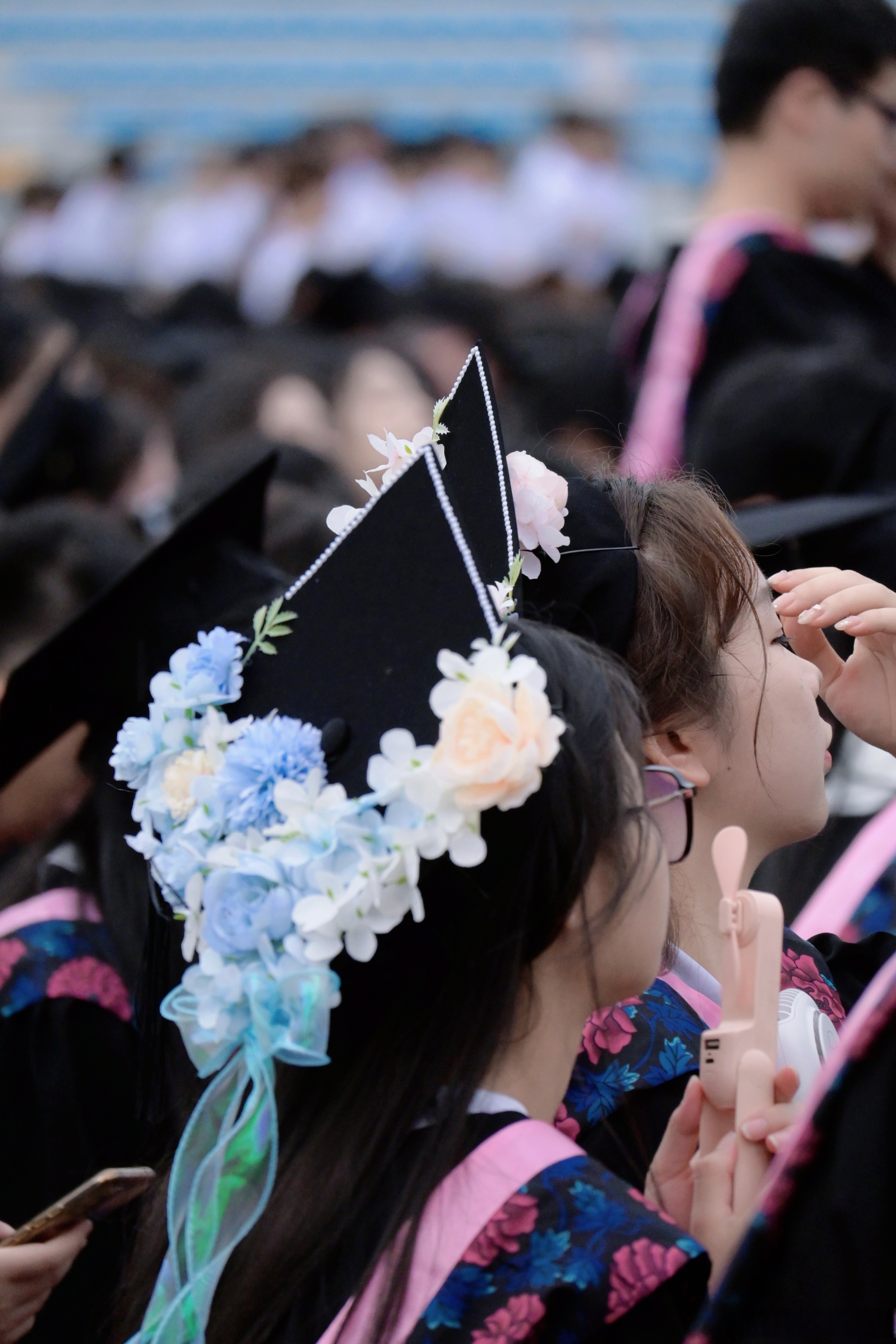 南昌大学2024年毕业典礼# 【毕业典礼上的学士帽】 毕业典礼上的学士