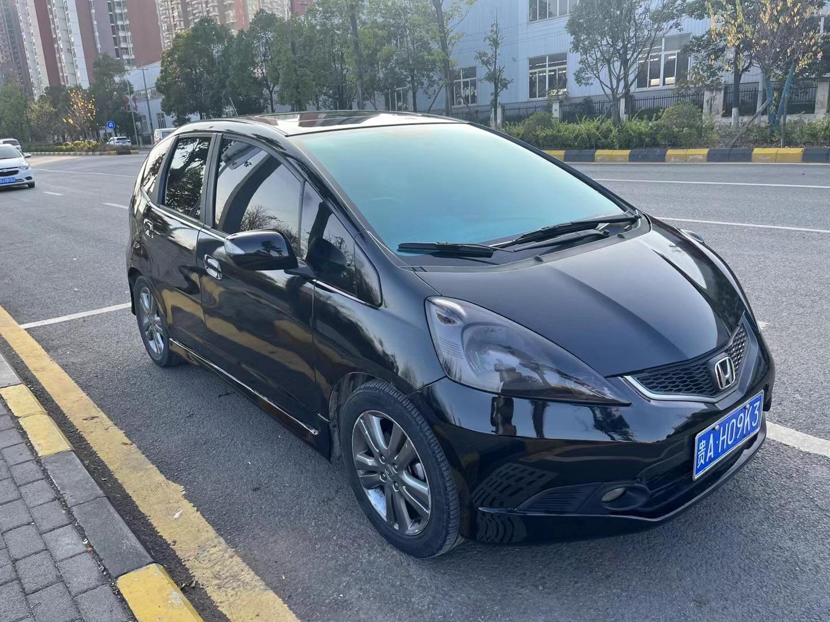 二代飞度ge8,09年自动挡顶配炫酷运动版,原厂运动全套包围,反光镜折叠