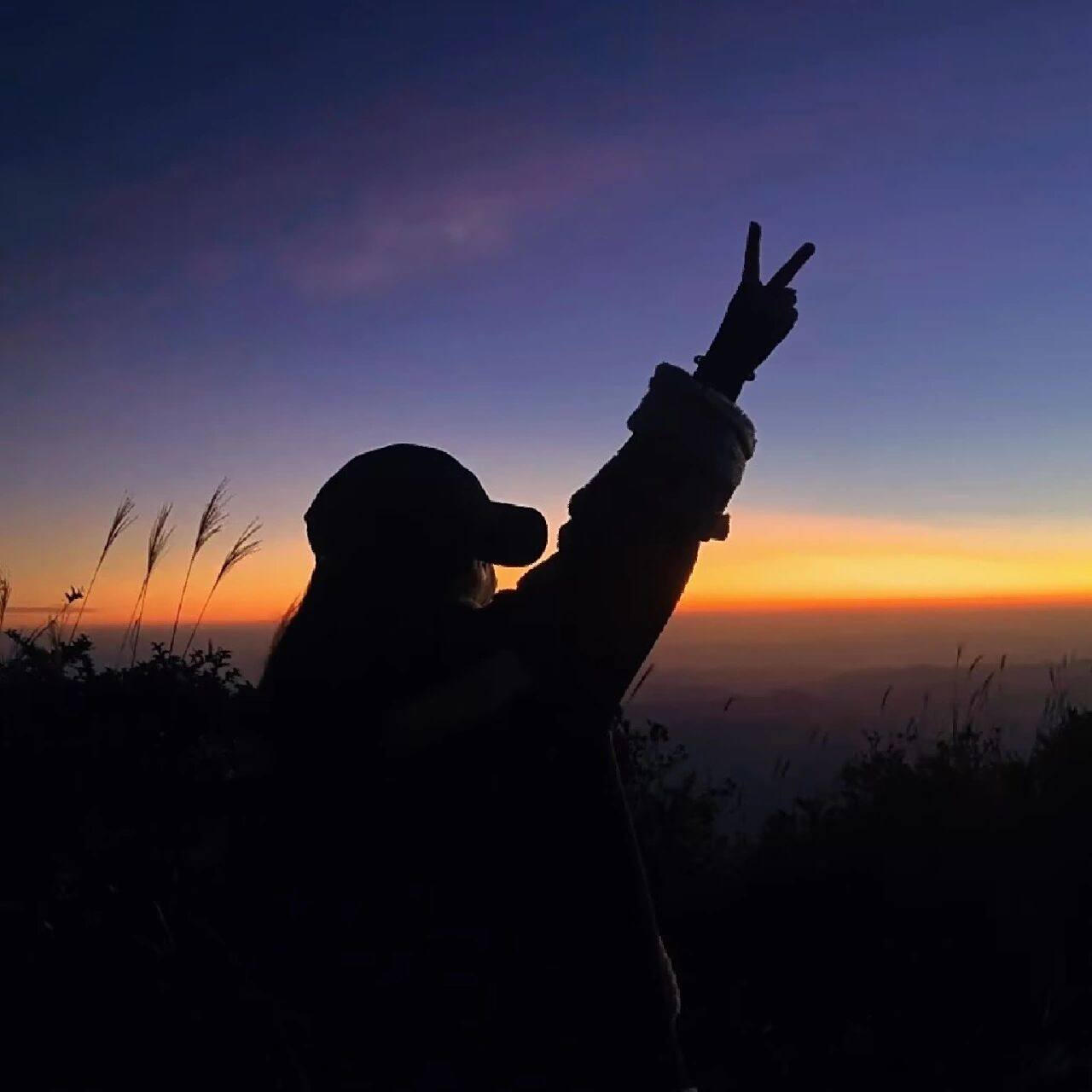 女生背影头像   关于我21年发的头像火了的这件事,到23年来更新泪目