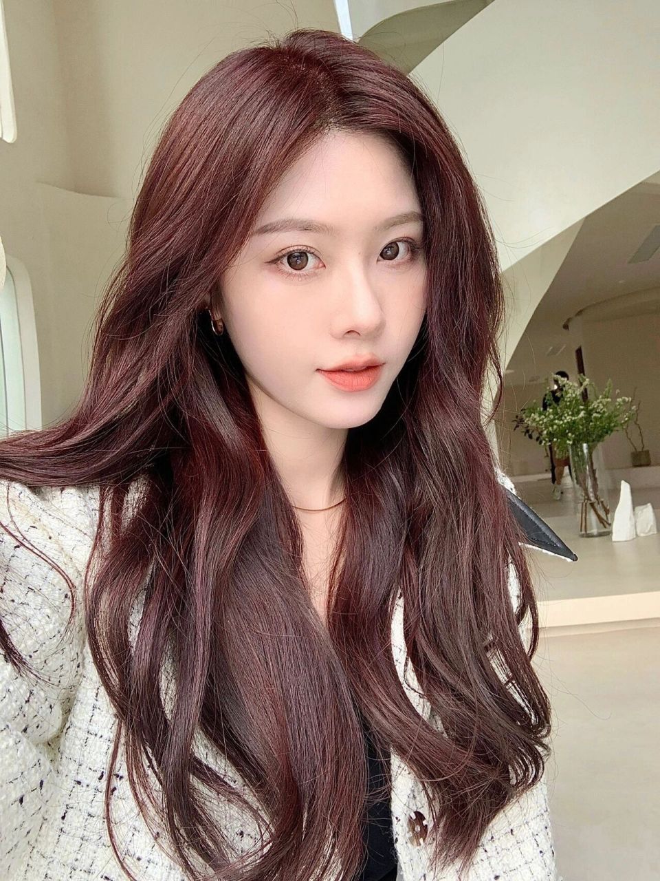 超级显白的焦糖棕红色 一个中间型的高级发色 有氛围真的超级显白