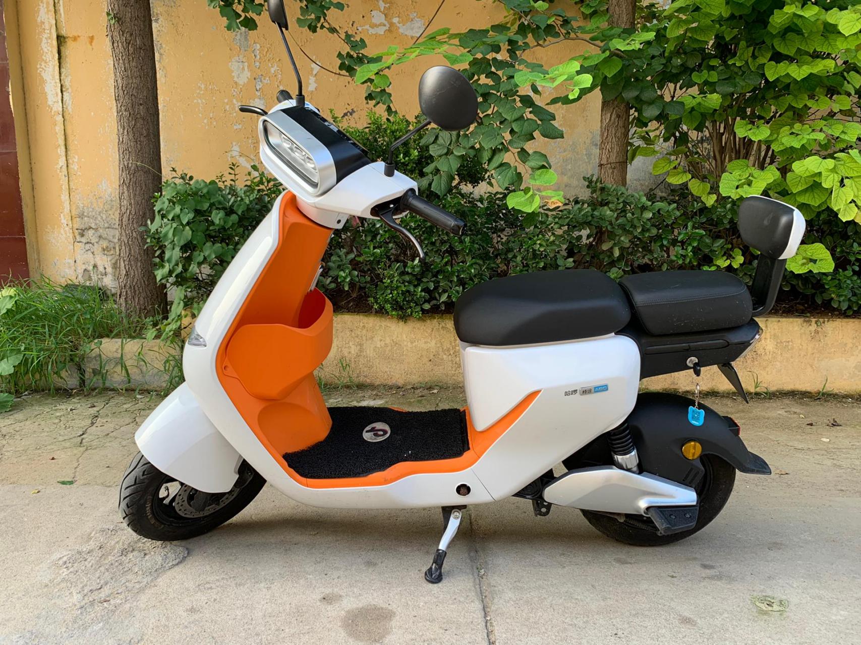 车辆配置很高,手机app遥控开锁,手机无线充电,液晶大屏,前碟后鼓,三方