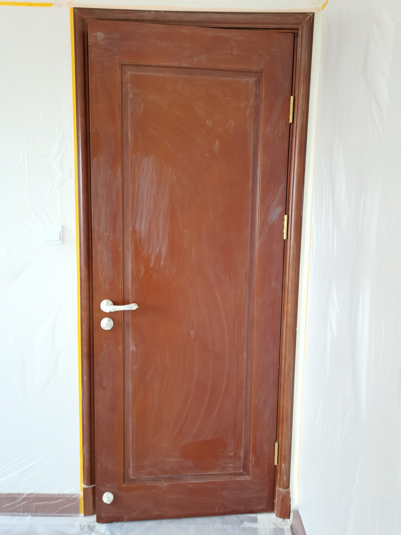 恒大刺眼的猪肝色房门大换血 成都新都恒大御府全屋室内木门,浴室柜