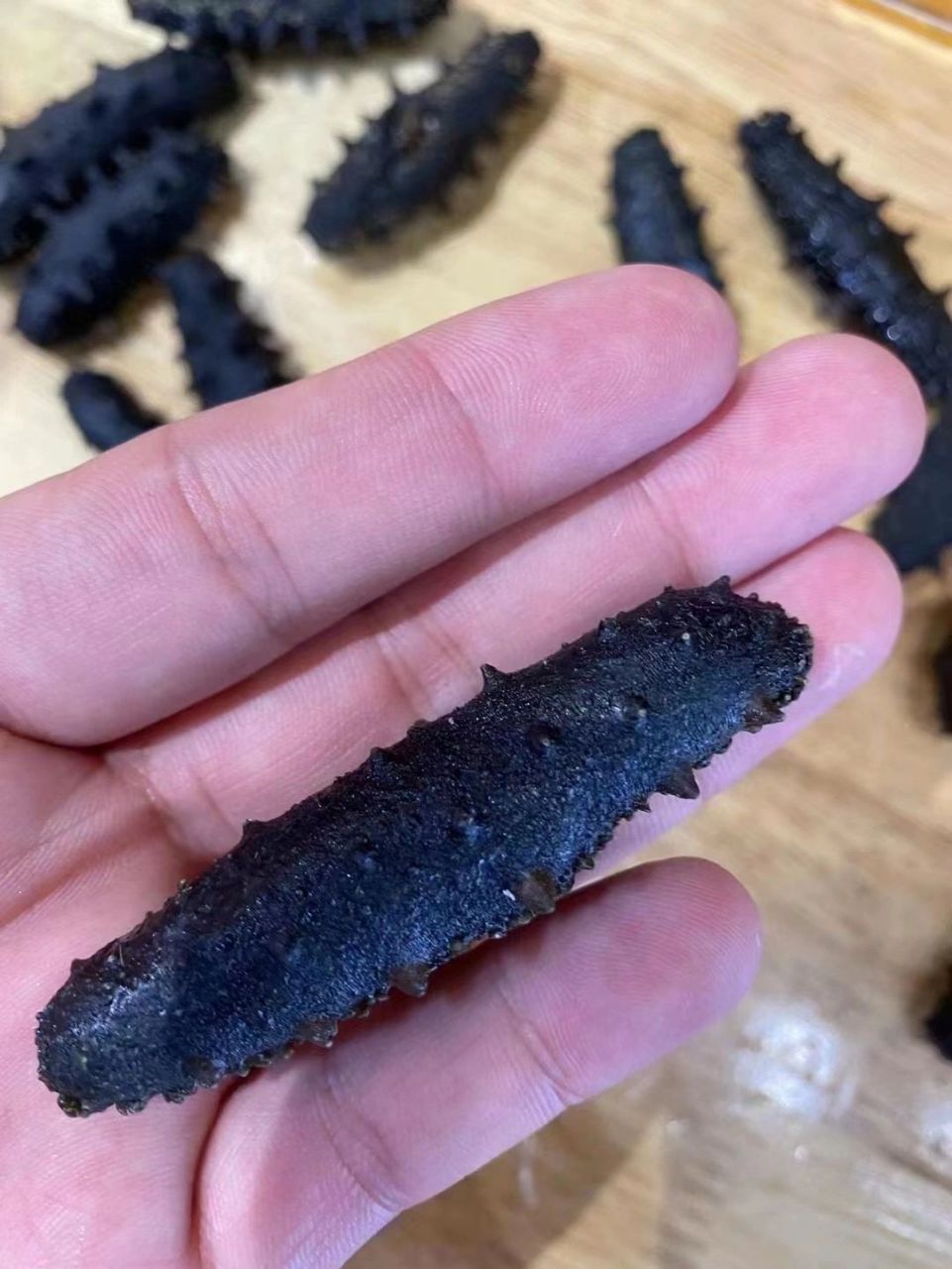 教你快速鉴别糖干海参 什么是糖干海参?糖干海参是在加工干海参过程中