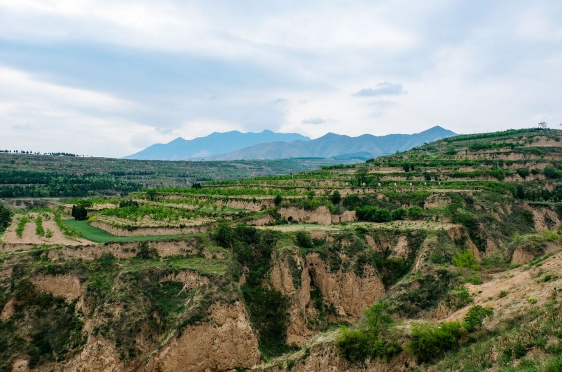 泾阳嵯峨山 泾阳县嵯峨山,周边有水库,小溪等非常好玩的地方,算是比较