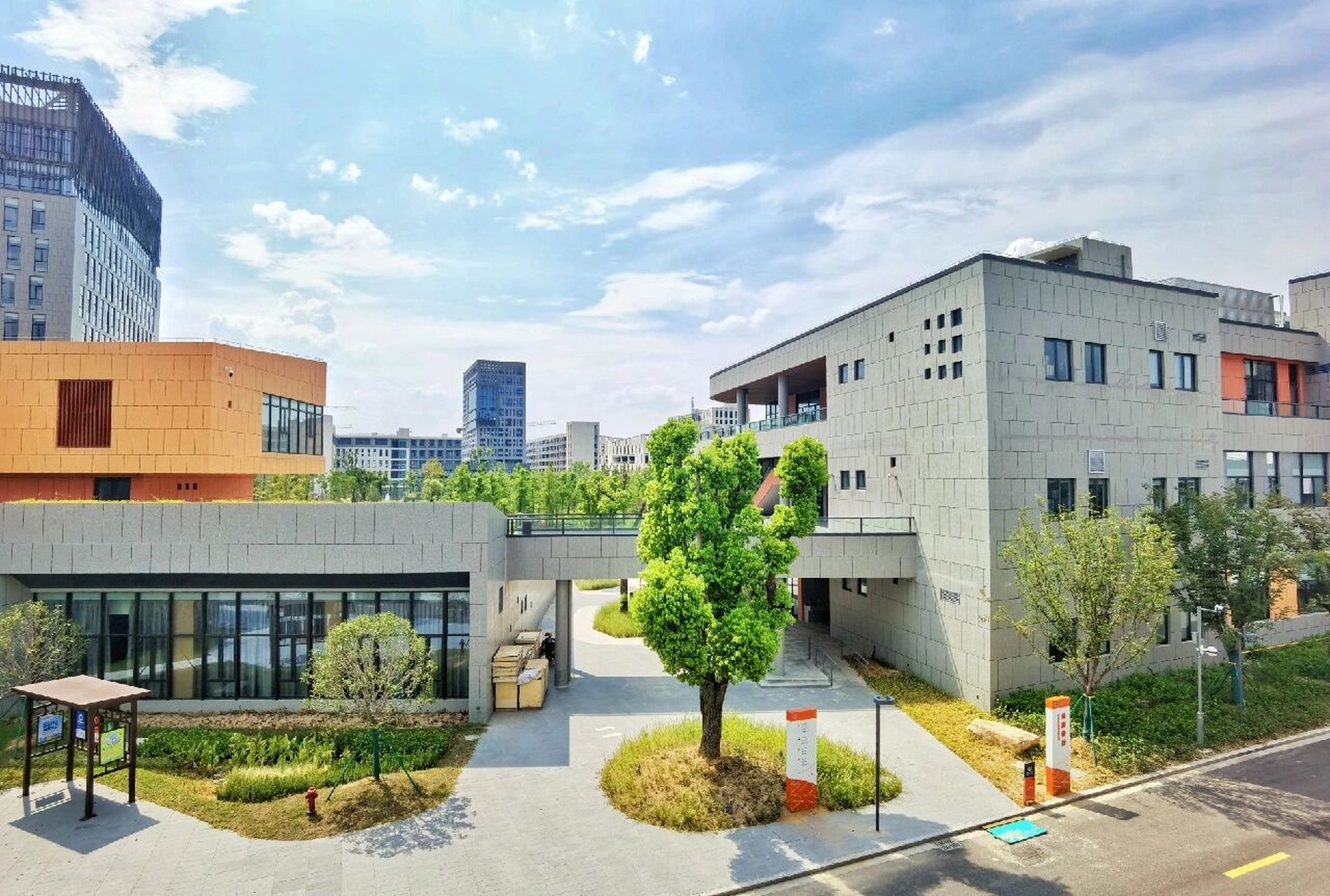 鄞州职教中心云龙校区    鄞州职教中心云龙新校区,新校区很漂亮,条件