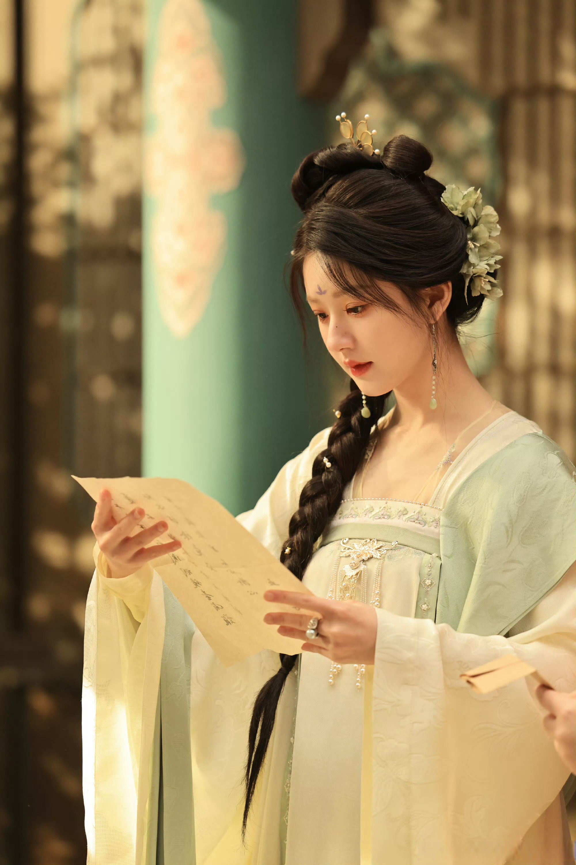 赵露思唐装# 赵露思唐装 衣袂飘飘尽显古韵风姿,一颦一笑皆勾魂摄魄