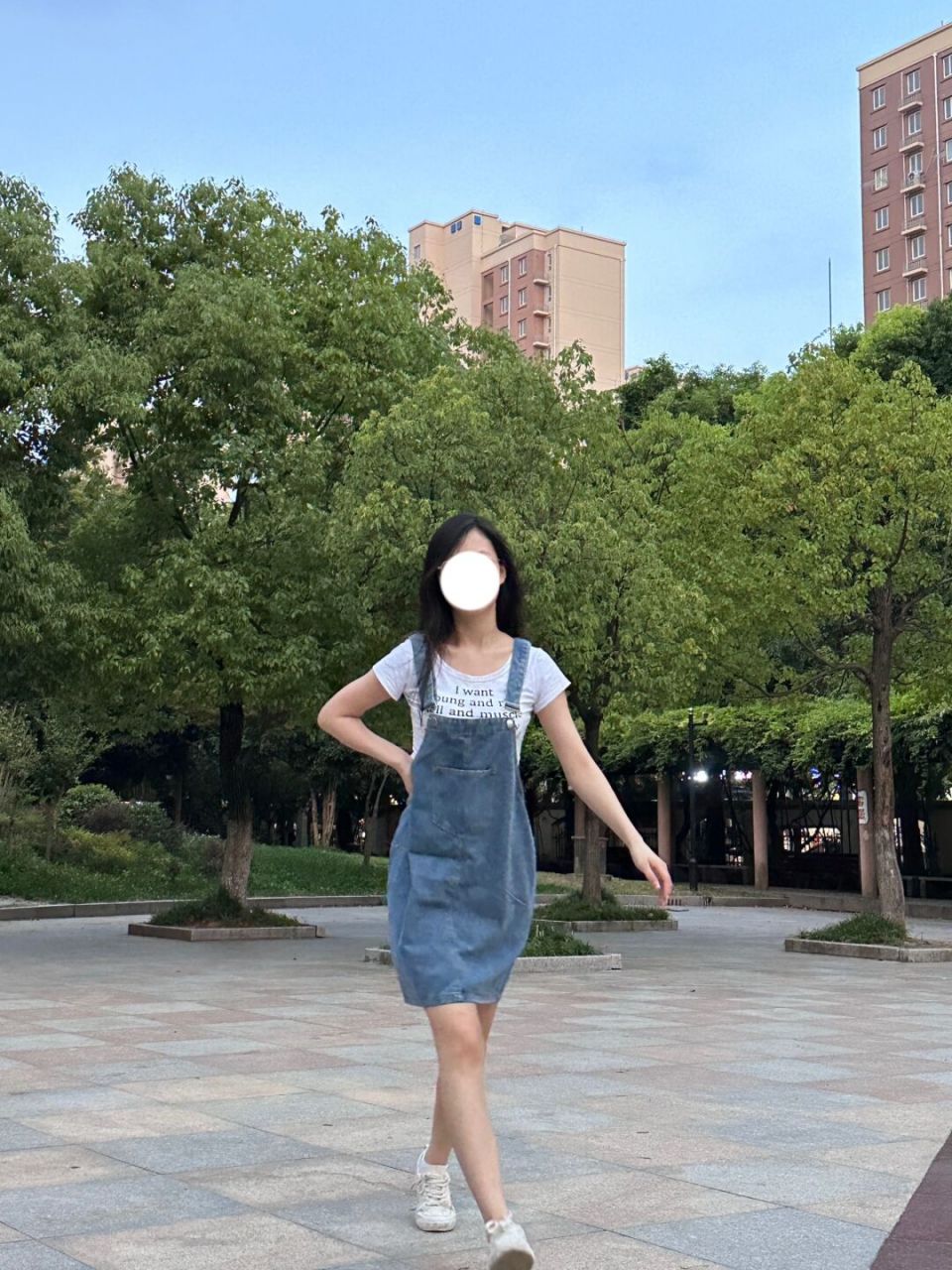 我宣布:牛仔背带裙就是我的减龄神器!