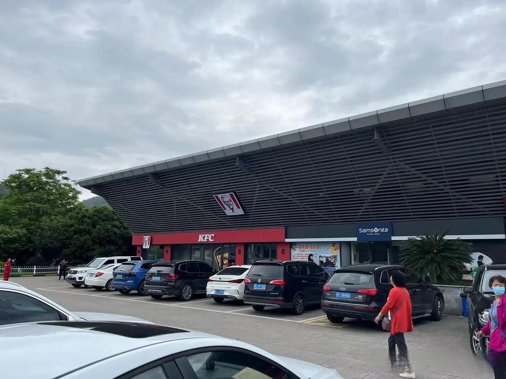 蓦地发现台州服务区的麦当劳没了,变成肯德基了,记得不久前还在的.