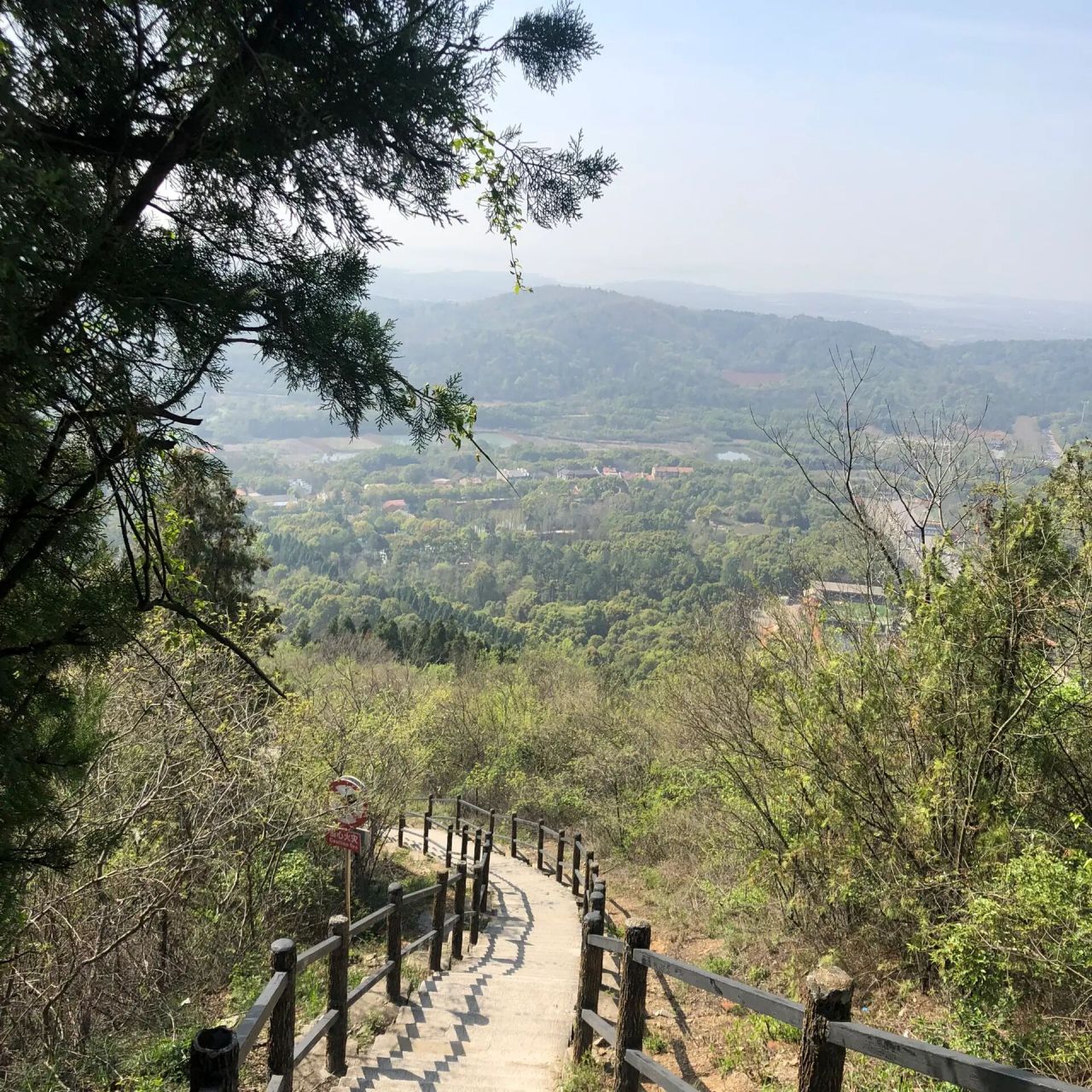 地点 :武汉龙泉山 门票我记得是12块钱时长:来回一小时 (走走停停