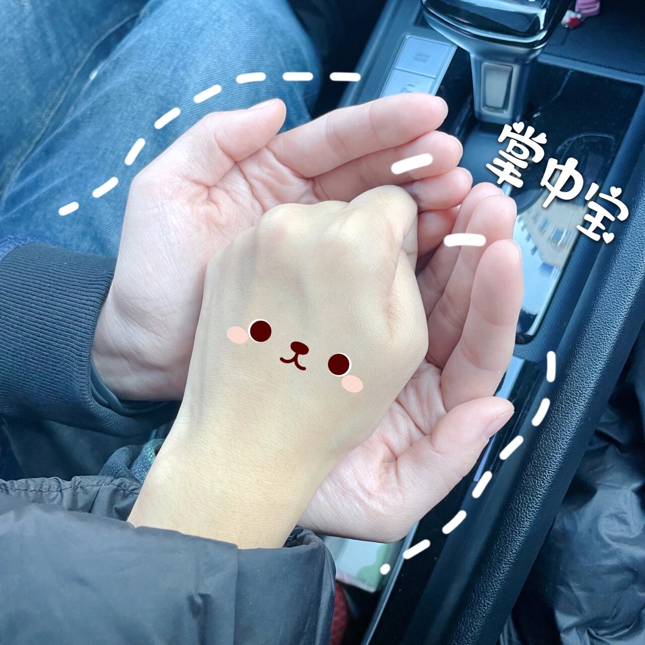 情侣约会牵手照