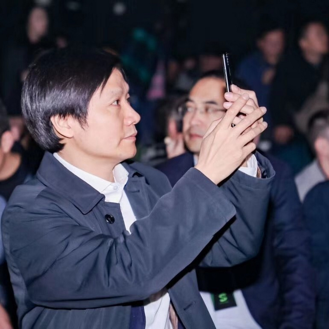 黑鲨手机2发布会现场很有调性,友商雷军抵达现场,并且开黑一局,助力