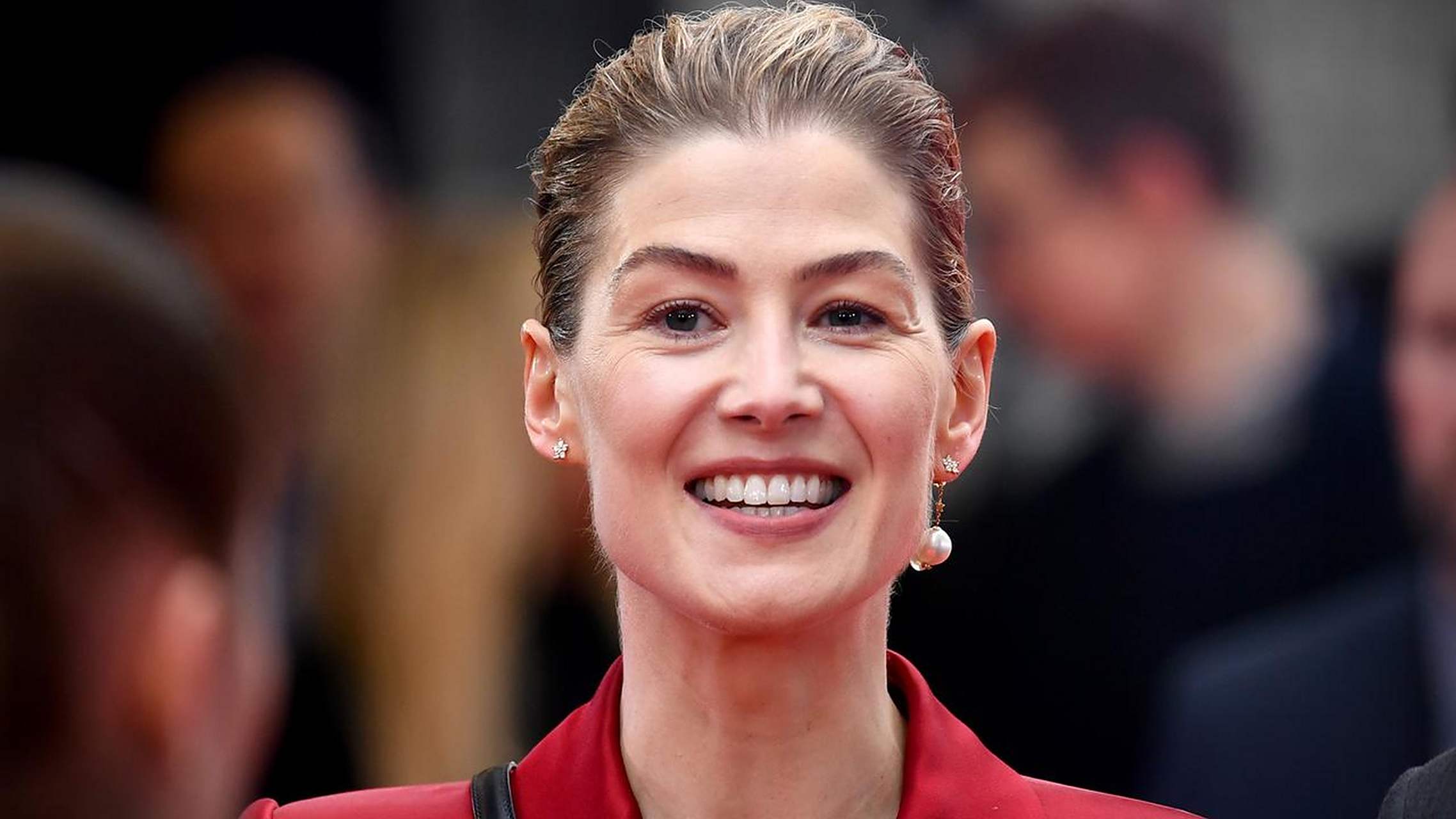 英国著名女演员 rosamund pike(罗莎曼·比克)最近在中国的云南昆明