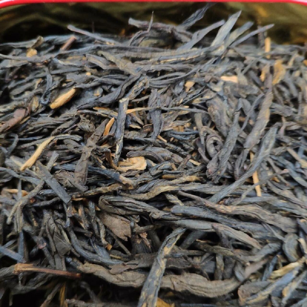 云南松针红茶的作用与功效 云南松针红茶属红茶类,干茶细长挺秀,采用