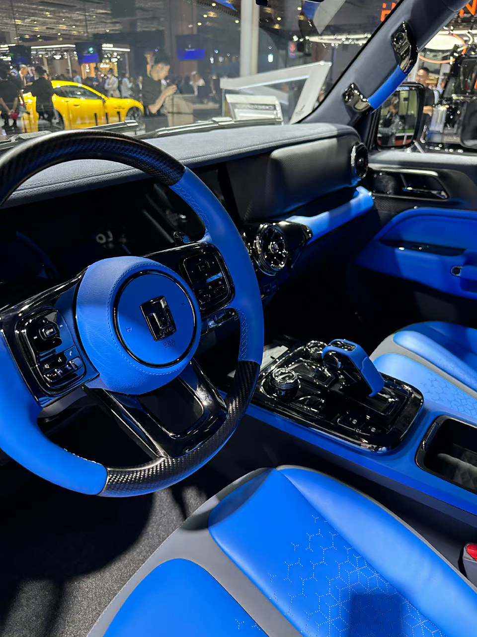 打卡超境汽车展台,这款改装的坦克300赛博骑士太吸睛了,全车武士黑