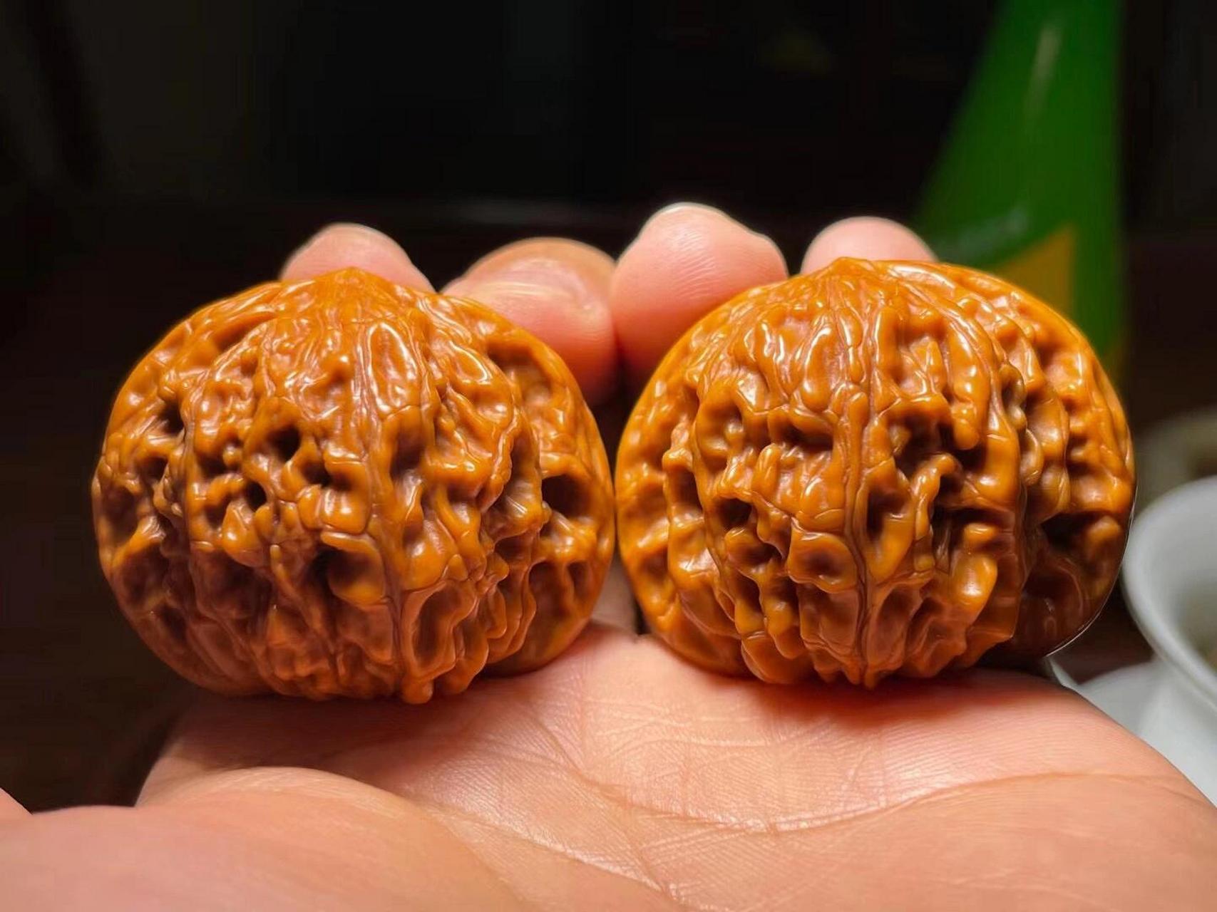 磨盘狮子头(介绍)一 磨盘狮子头 磨盘狮子头,又称老款闷尖狮子头,文玩