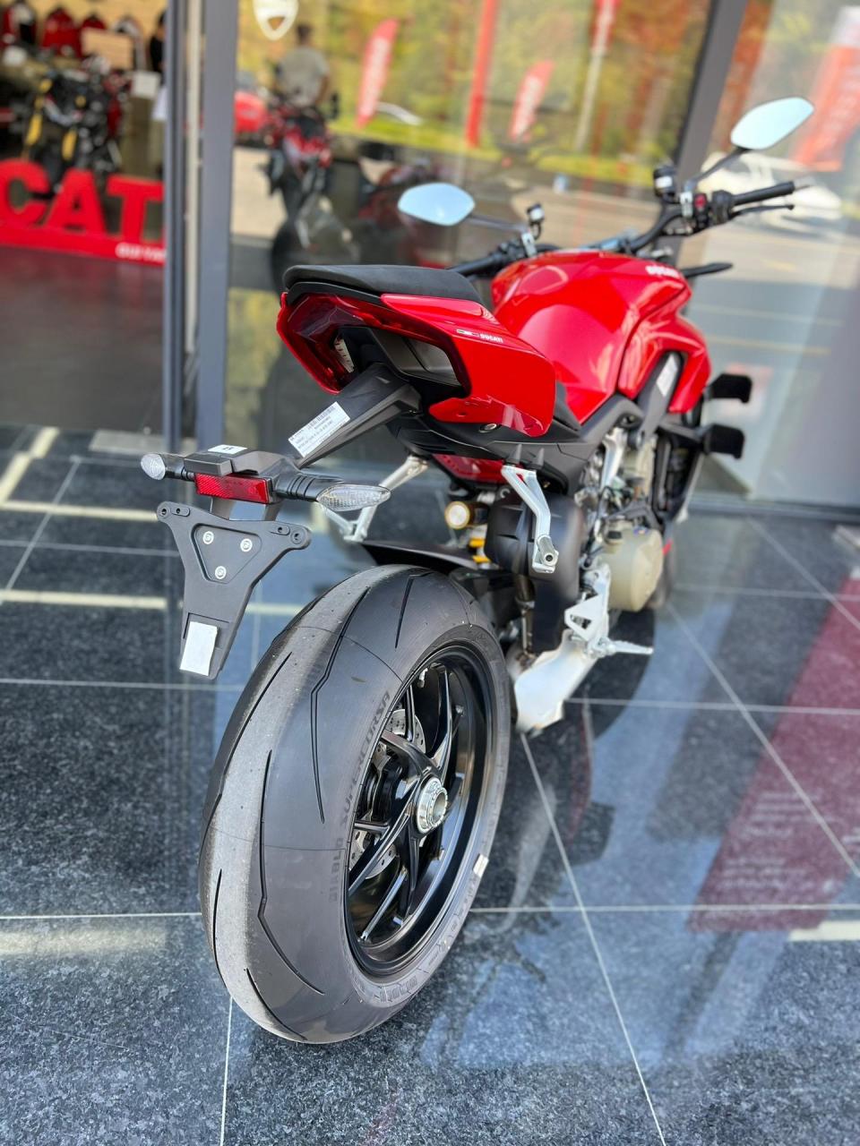 杜卡迪v4街霸,全新以开票没使用,价格美丽18.8w落地包运!