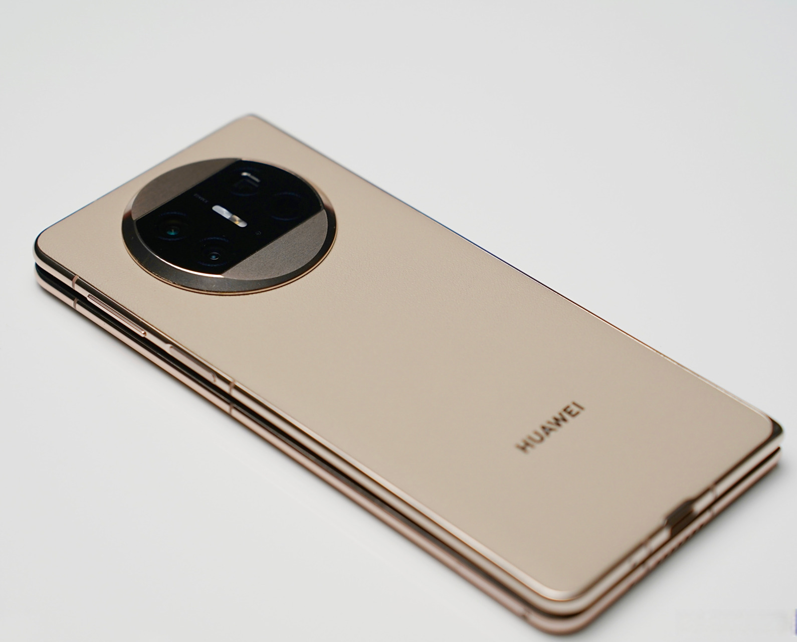 「华为mate x3晨曦金图赏」颜色是那种低饱和度的金色,很好看,背板是