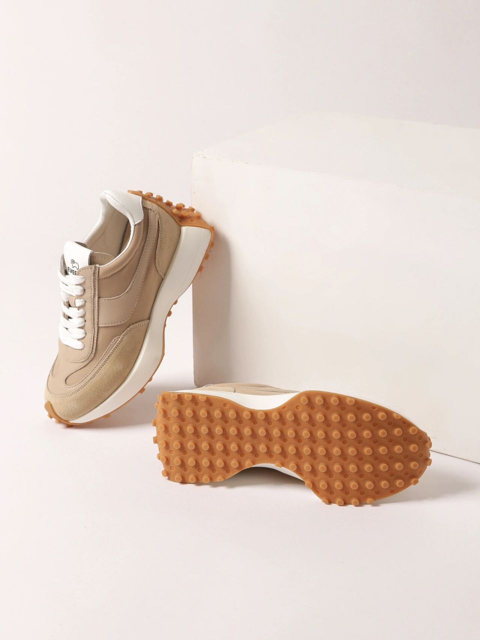 摆放整齐,不重复动作 简约大气上档次,更突出运动鞋99的气场