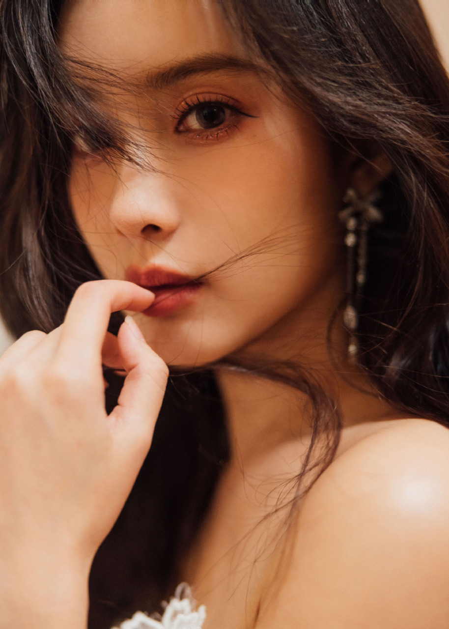 孟子义身着白色蕾丝裙,清爽甜美