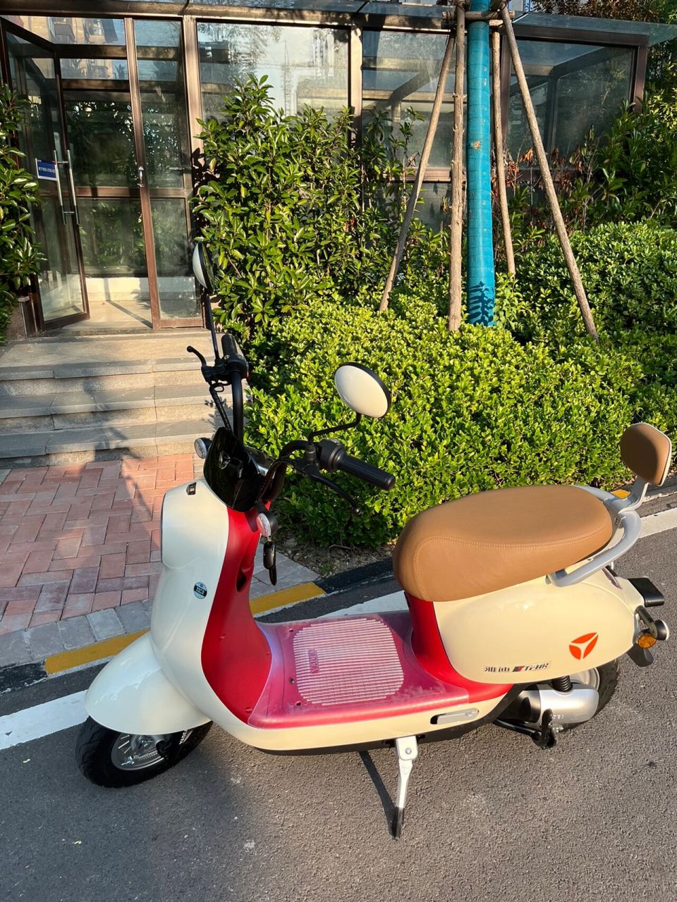 妥妥的颜值控7815雅迪冠能q6电动车 今天刚买的雅迪电动车,到店里