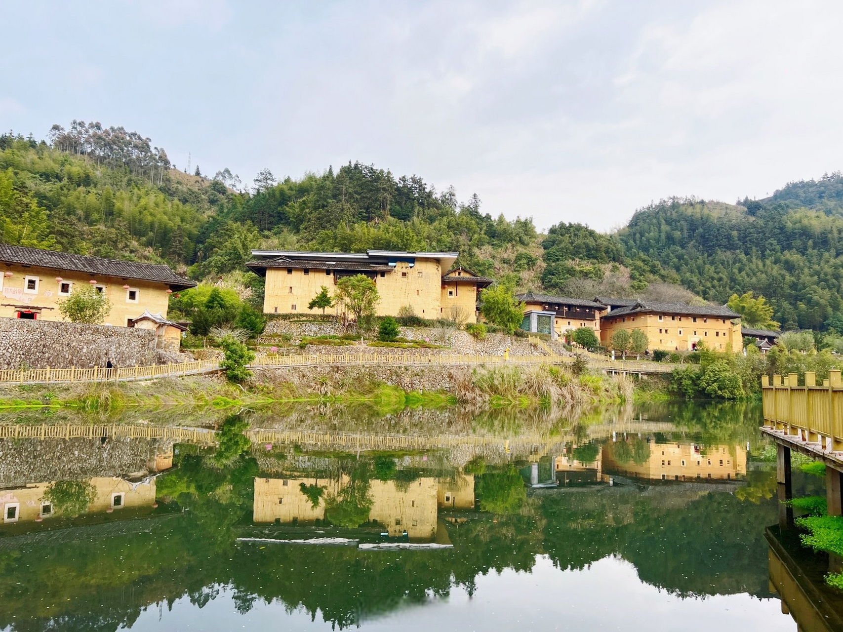 你评我论田中赋土楼群位于漳州市南靖县书洋镇田中村,倚靠辆尾山,传
