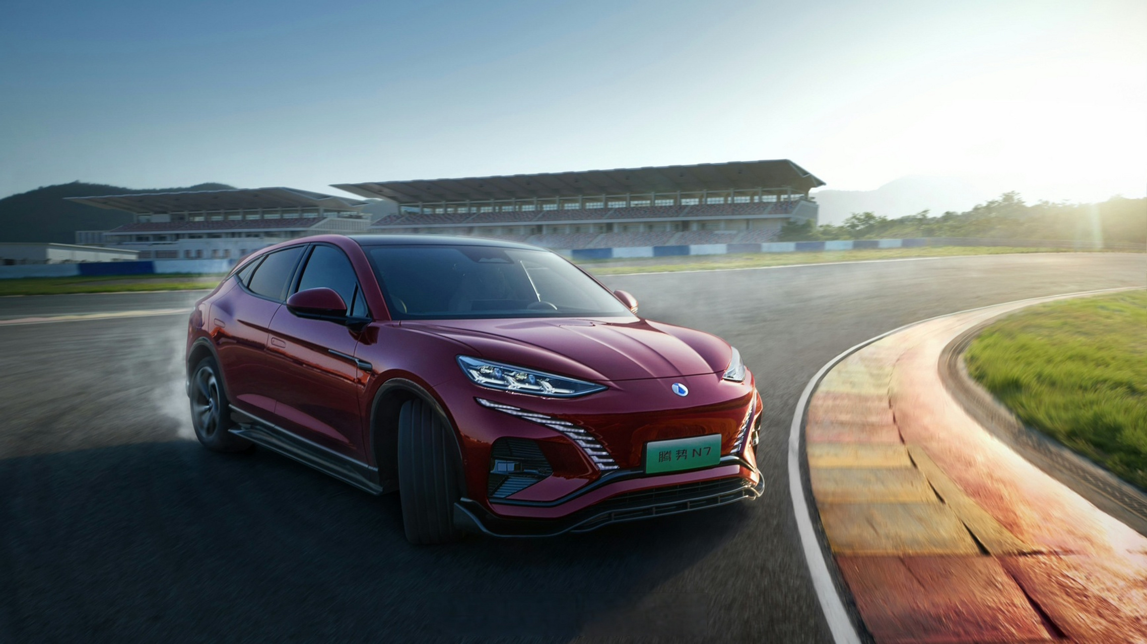 今天要为大家介绍一款让您抛开传统观念的豪华家用车——比亚迪腾势n7