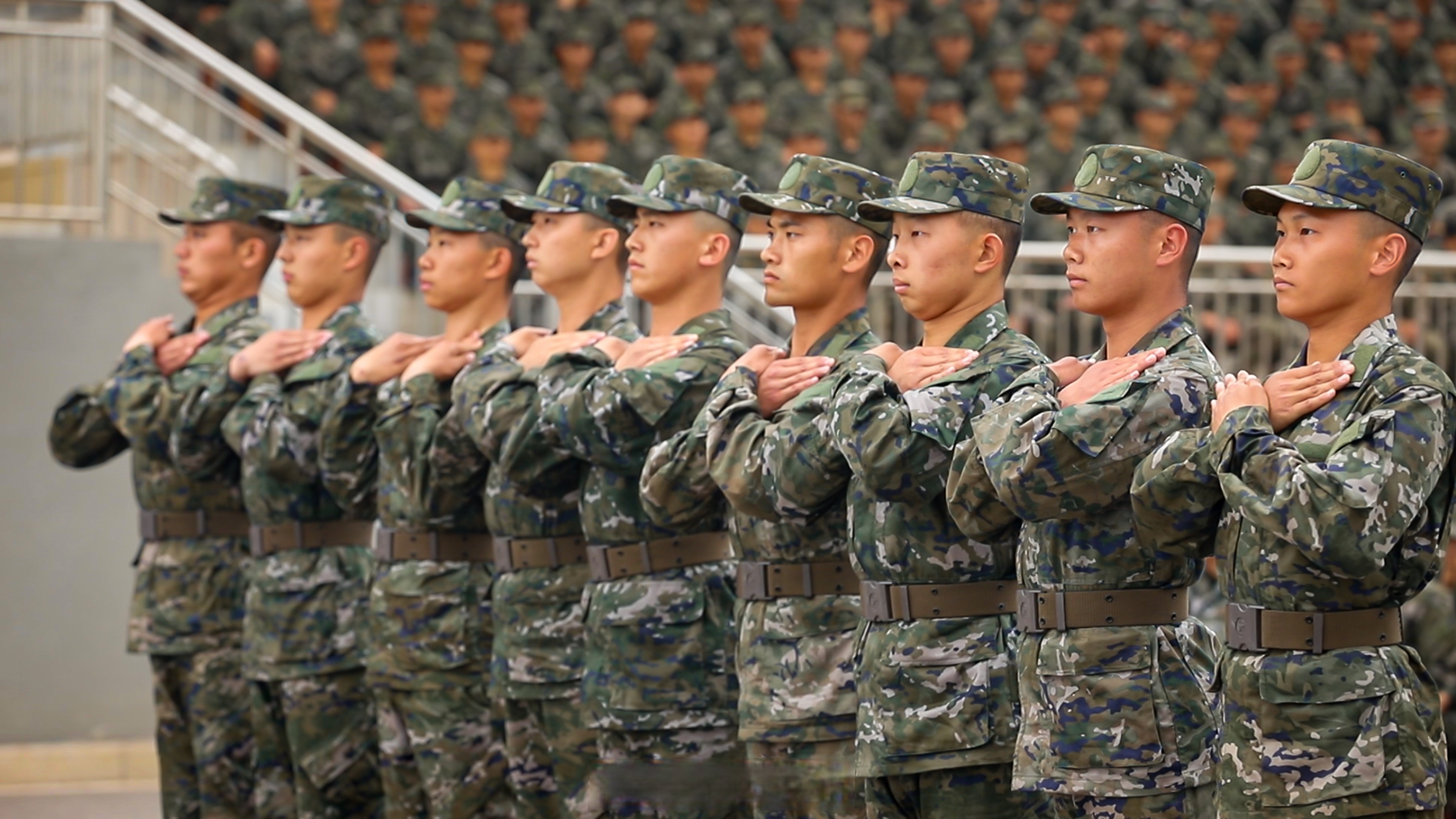 武警新兵队列会操你打几分】近日,武警山东总队新兵团组织千余名新兵
