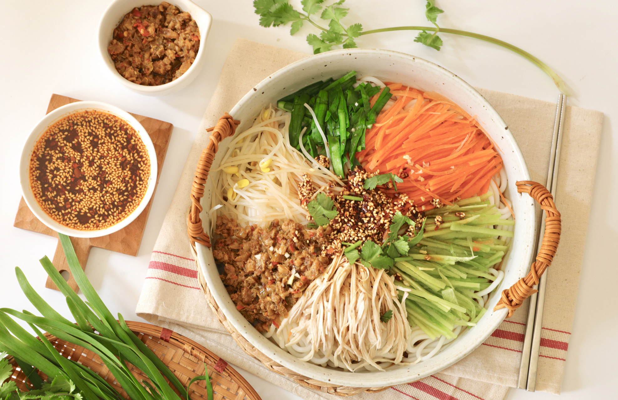 七彩凉拌米线～云南必备年夜菜 作为在昆明长大的娃,感觉每逢过年过节