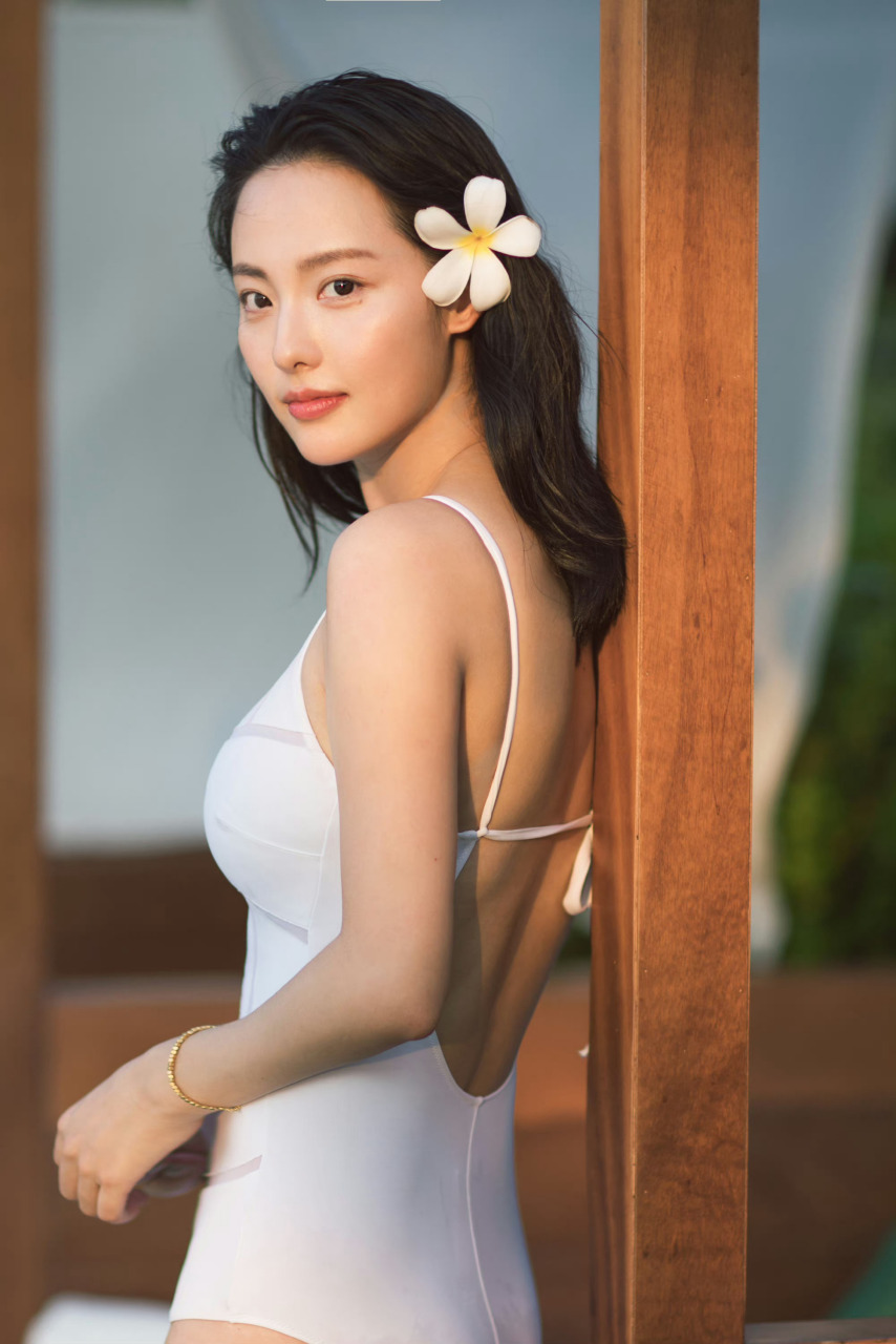 1777 图是张嘉倪泳装大片