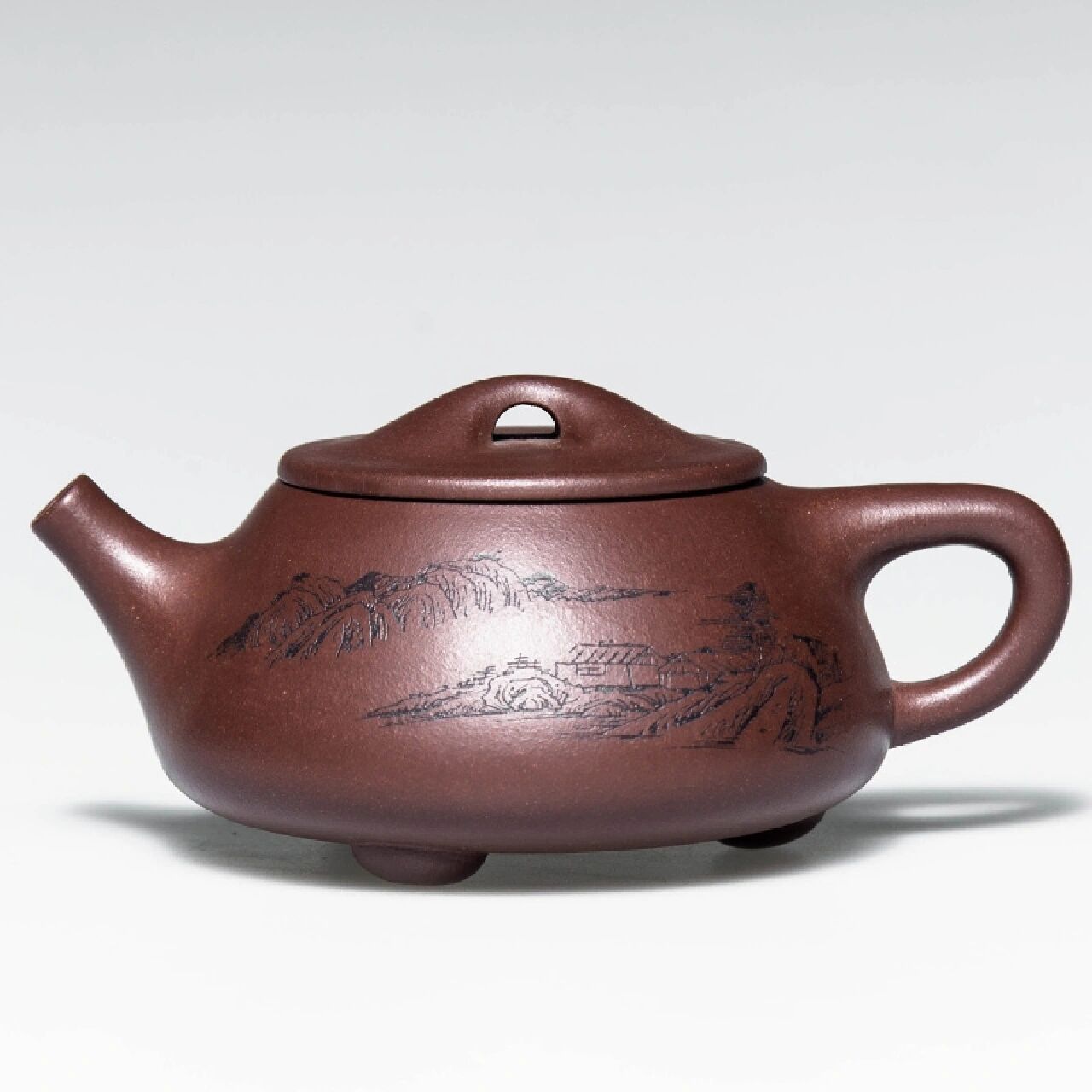 石瓢壶是紫砂壶中的经典款式,壶身为圆台形,盖为平顶式,直流,壶柄为