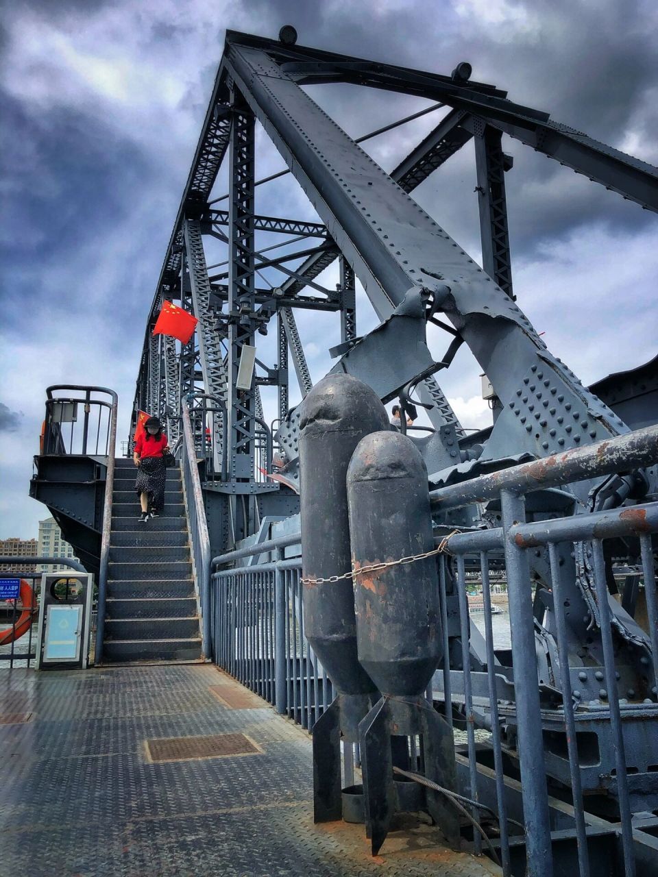 国道331的风景:鸭绿江断桥 位于丹东的鸭绿江上第一座,第二座铁桥,由