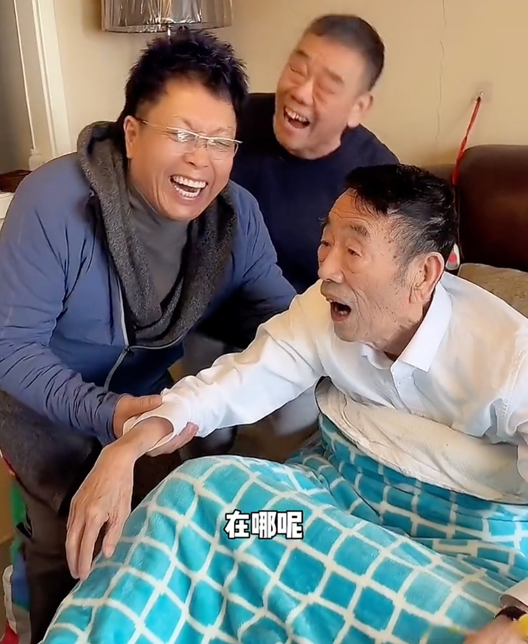 知名相声演员杨议晒出了一则视频,他正在陪伴老爸杨少华在家唠嗑,父子