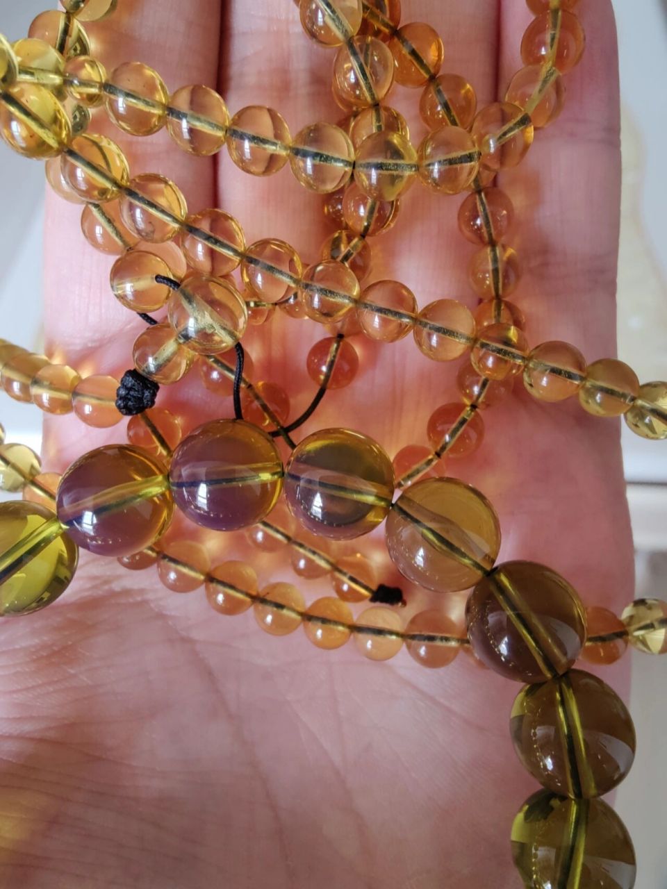 真假蓝珀 蓝珀,一真一假.友友们能看出来吗