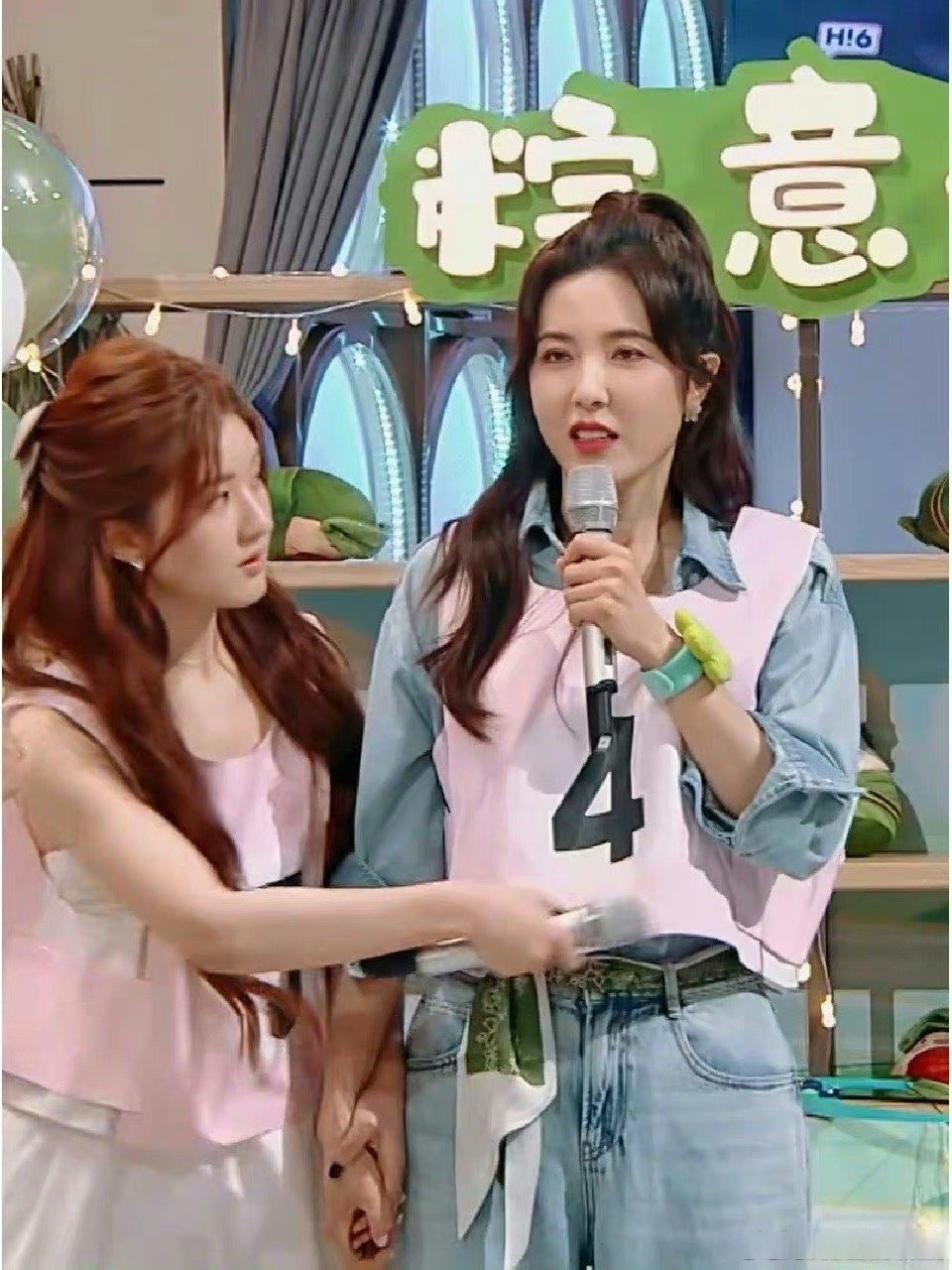 哇哇哇!赵露思曾黎手拉手,甜妹个御姐的组合,两人同框简直太养眼了!