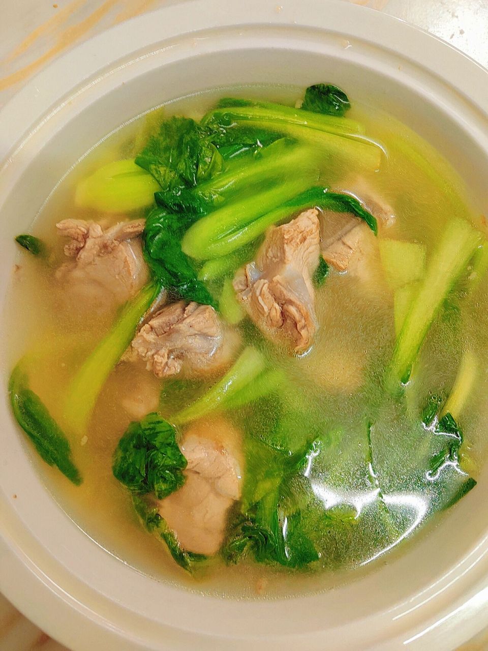 减脂排骨青菜汤,味道很赞,减肥必备  〖1〗排骨做汤,只要不放太多排骨