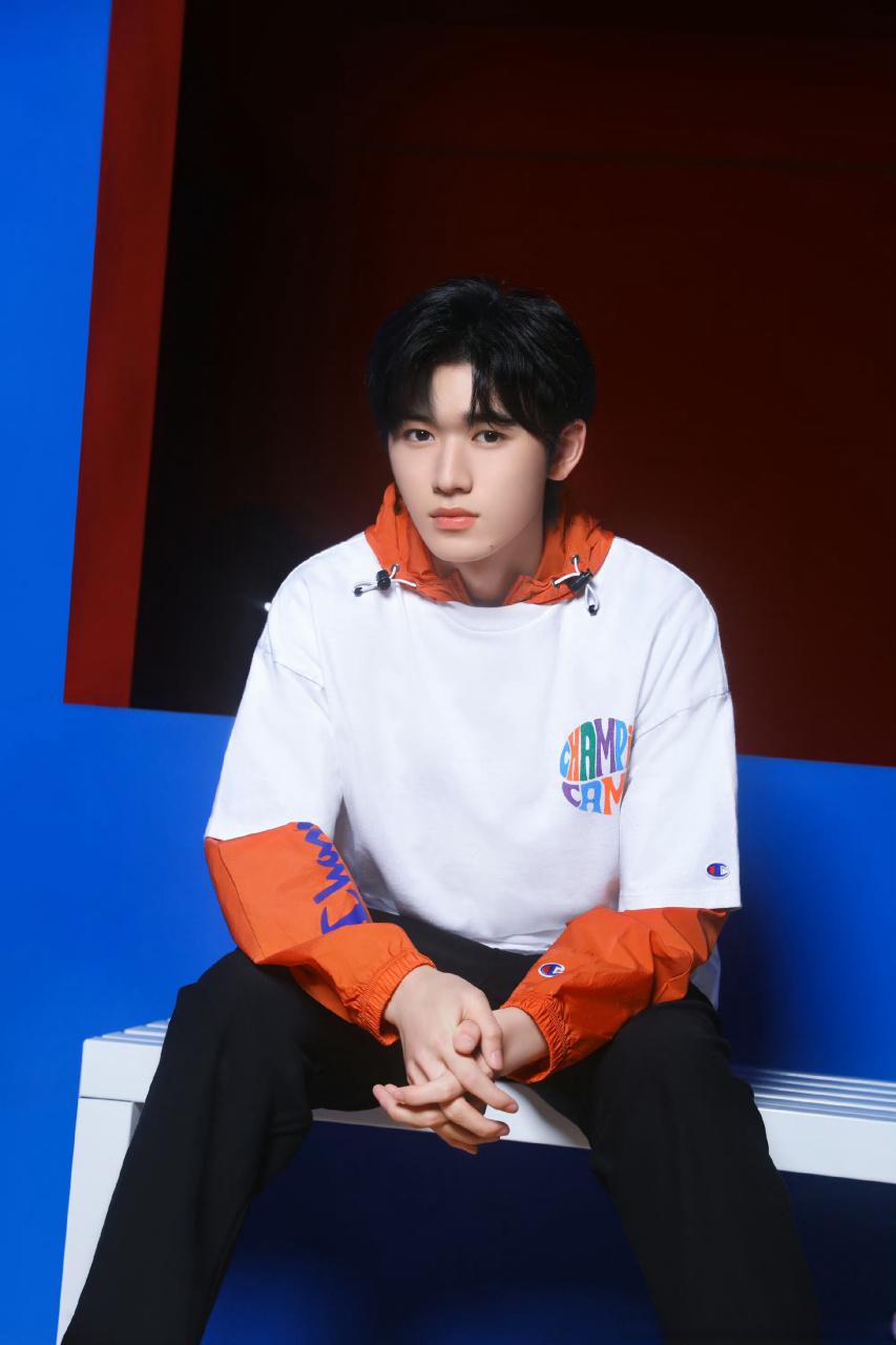 宋亚轩橘白拼接卫衣#   谁看了不得叫一身轩哥!