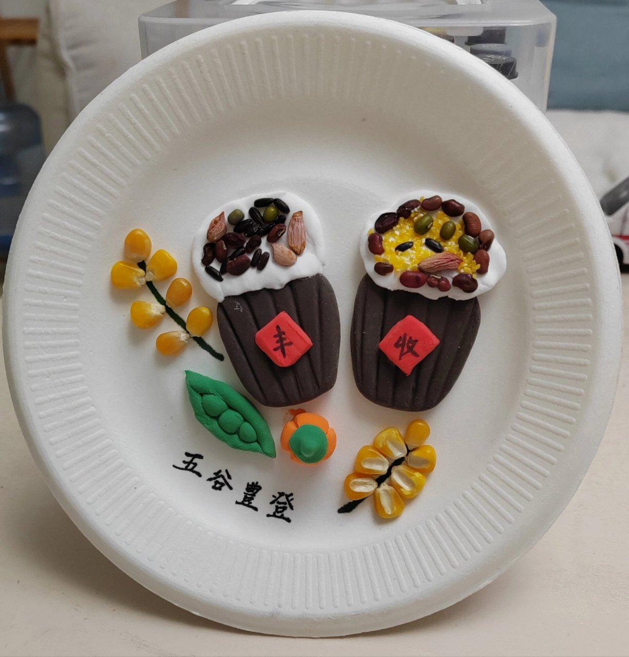 亲子手工|盘子谷物粘贴画    材料准备:纸盘,a4纸,马克笔,超轻粘土