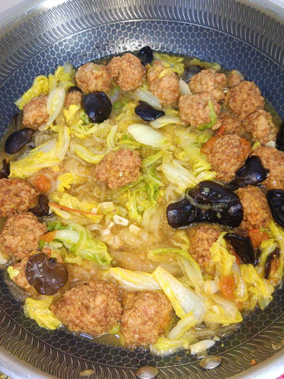 烩菜丸子新鲜滑嫩,汁多味美 白菜烩一烩,一点也不腻人