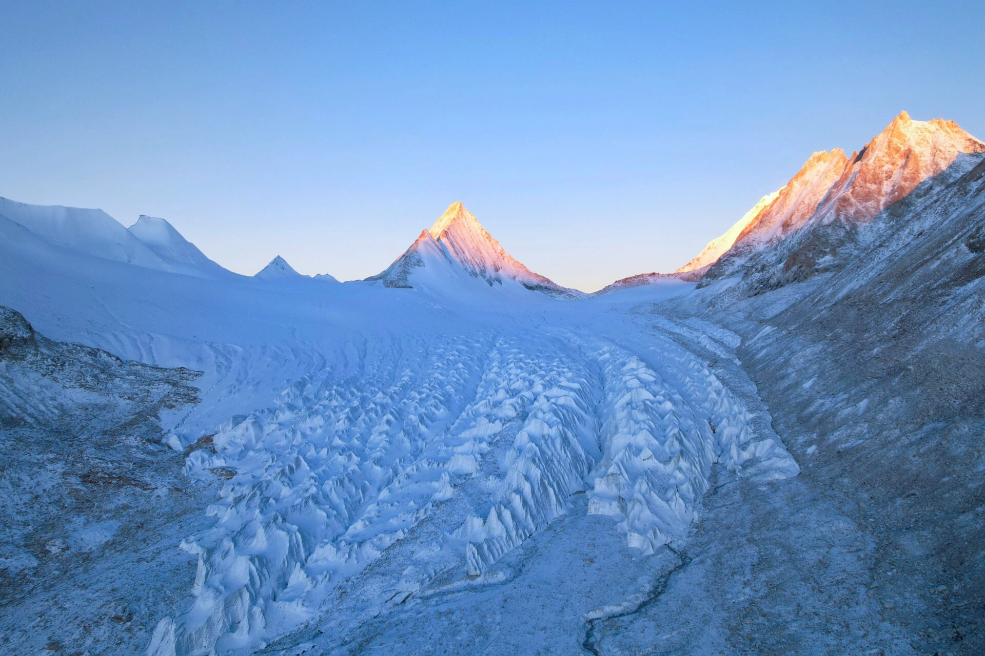王峰)不超过4人拍到日照金山 冈底斯山脉至少有三座山峰应该具有名字