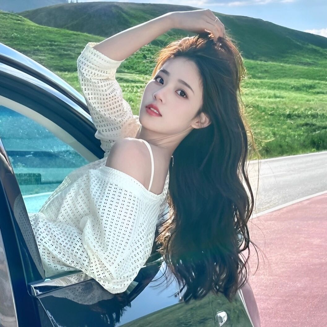 美女在车里里的氛围感头像