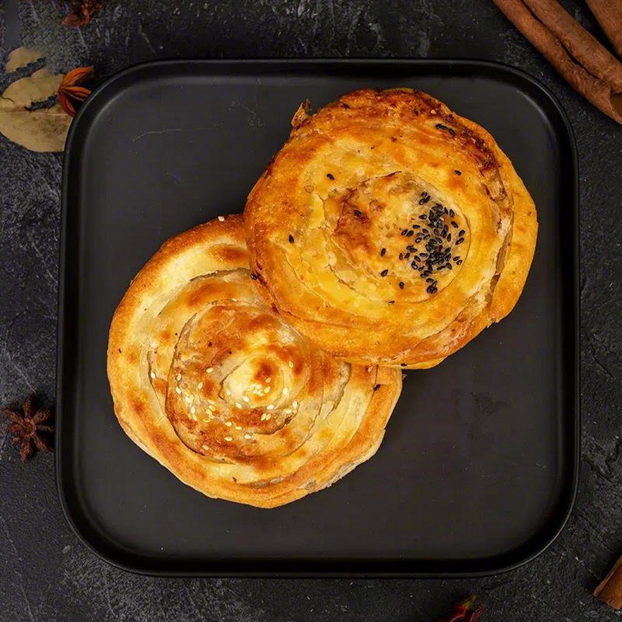 一个合格的军屯锅盔,出锅时整街飘香,酥脆地轻轻一掰就能掰开,咬一口